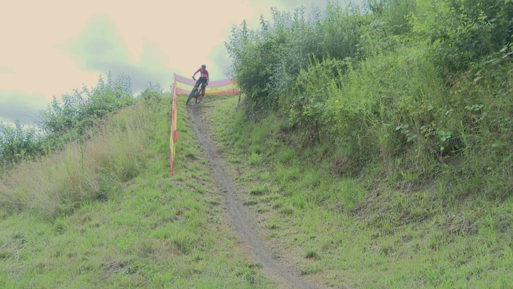 Bike-Begeistere kurven durch Kiesgrube in Tobel-Tägerschen