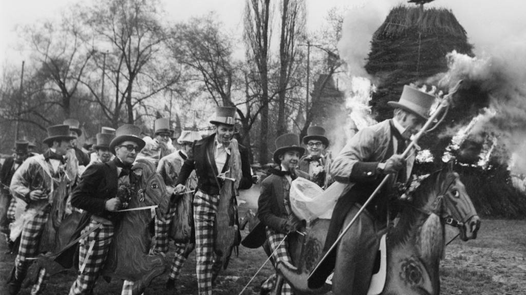 Im Jahr 1965 war der Einsatz von echten Pferden wegen der Pferde-Influenza nicht möglich. Nun werden die alten Steckenpferde für das Sechseläuten in Heiden aus dem Lager geholt. (Archivbild)