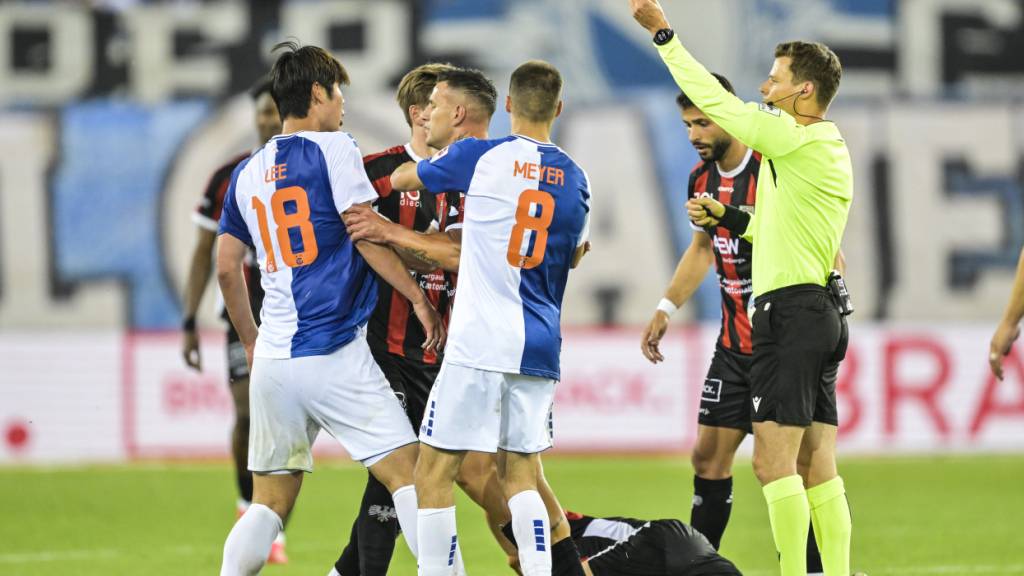 Young-Jun Lee (links) wird von Urs Schnyder vom Platz geschickt