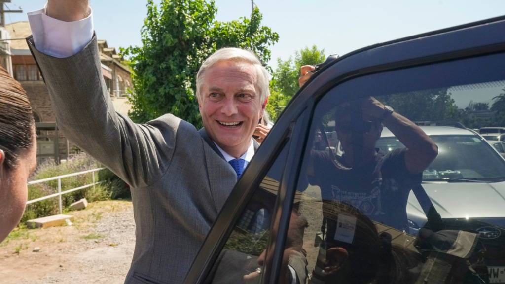 ARCHIV - Präsidentschaftskandidat Jose Antonio Kast von der Republikanischen Partei winkt seinen Anhängern zu. Foto: Esteban Felix/AP/dpa