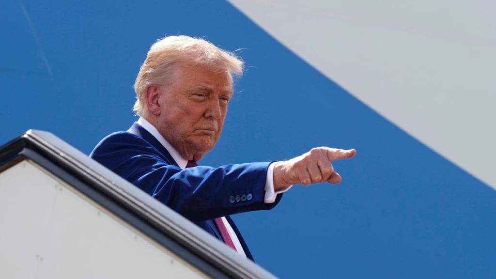 US-Präsident Donald Trump gestikuliert, während er an Bord der Air Force One geht, um den Luftwaffenstützpunkt Al Udeid zu verlassen. Foto: Alex Brandon/AP/dpa