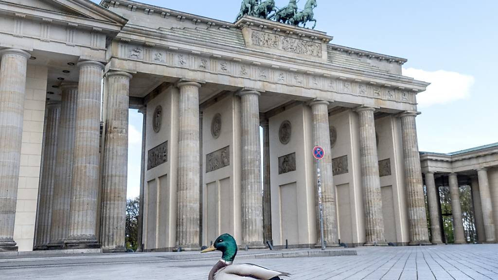 Auch Deutschland lockert einige Massnahmen, die gegen die Ausbreitung des Coronavirus erlassen worden sind. Sie betreffen unter anderem Spielplätze und Gotteshäuser. Die meisten Schüler und Kita-Kinder müssen allerdings noch eine Weile zuhause bleiben. (Archivbild Brandenburger Tor)