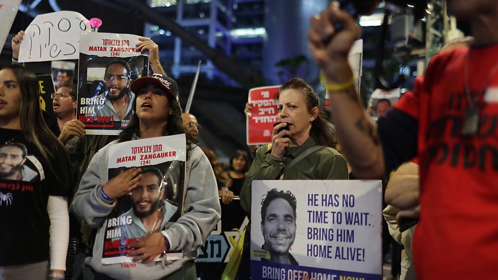ARCHIV - Angehörige und Unterstützer von Geiseln, die von der Hamas festgehalten werden, halten Schilder mit den Bildern ihrer Angehörigen hoch, während sie die israelische Regierung auffordern, einem Waffenstillstandsabkommen mit der Hamas zuzustimmen. Foto: Ilia Yefimovich/dpa