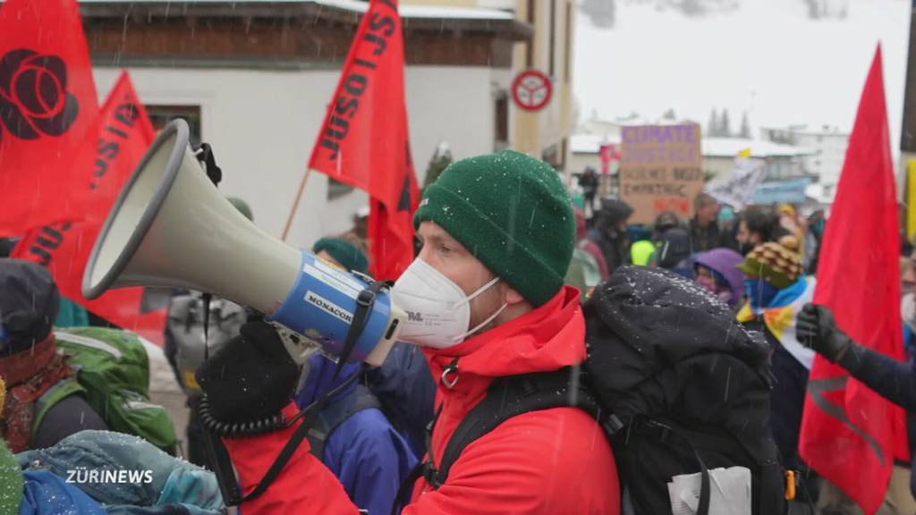 Protest: Klimaaktivisten und Jusos demonstrieren gegen das WEF in Davos