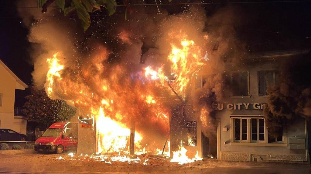 Ein Brand hat in einem Wohn- und Geschäftshaus in Dietikon in der Nacht auf Dienstag einen Sachschaden von mehreren hunderttausend Franken angerichtet. Verletzt wurde laut Polizei niemand.