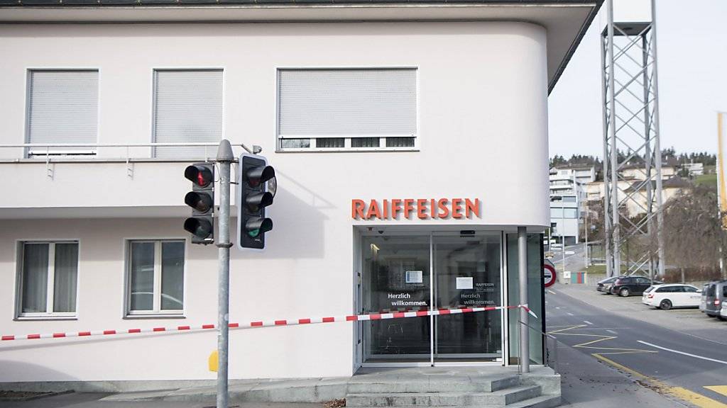 Diese Filiale der Raiffeisenbank in Meggen ist am 29. Dezember 2017 überfallen worden. Am Montag hat die Polizei den mutmasslichen Täter - einen 80-jährigen Mann - festgenommen.