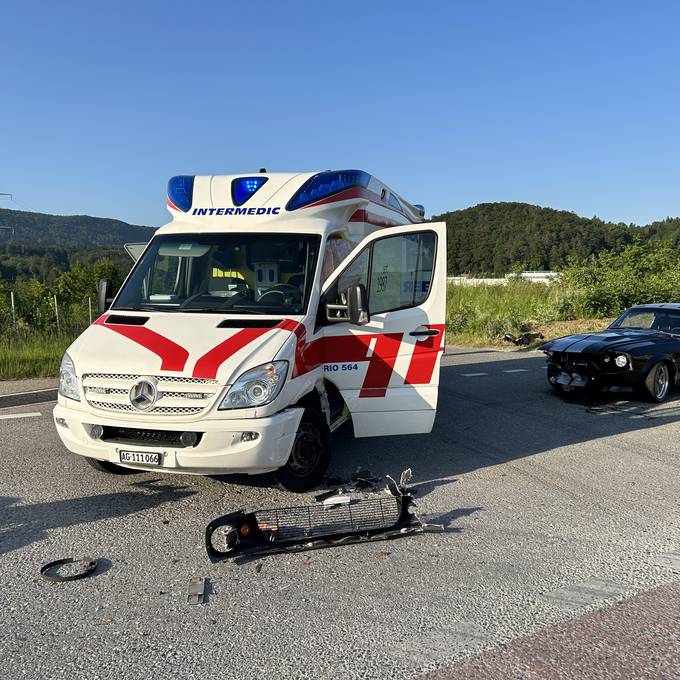 Ambulanz kracht auf Fahrt zu Notfall in Ford Mustang