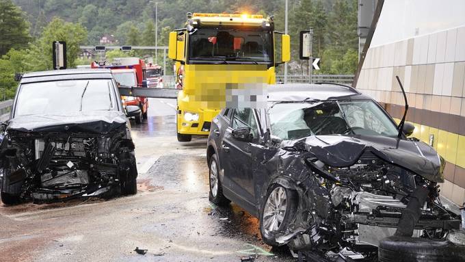 Geisterfahrer verursacht Unfälle mit gestohlenem Auto – zwei Personen verletzt