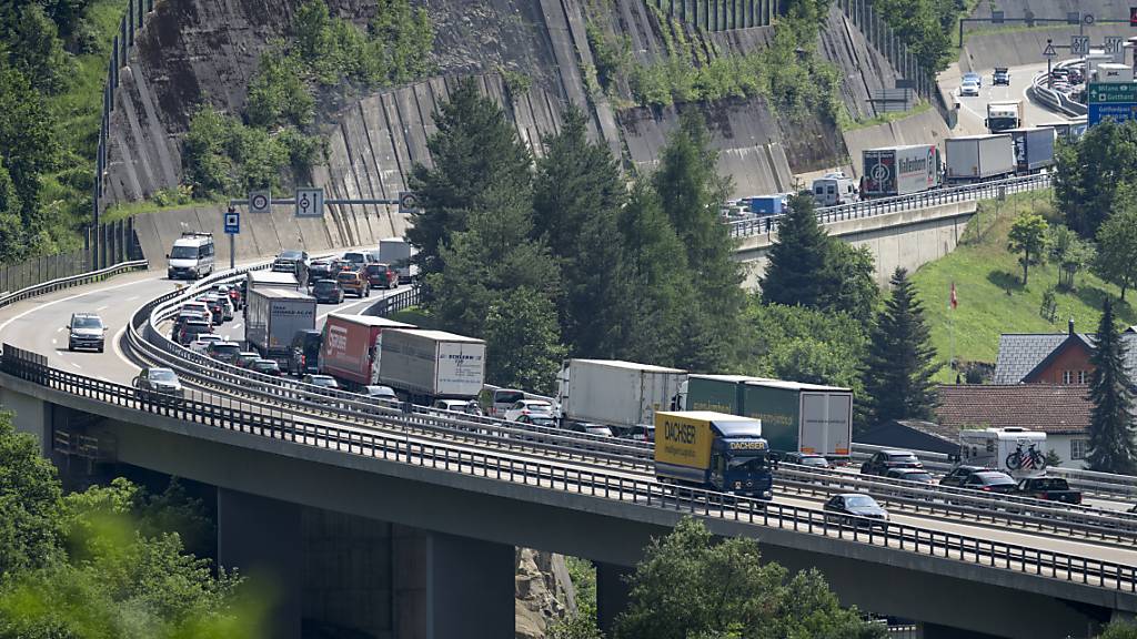 Ein Stau auf der A2 vor dem Gotthard-Nordportal im Juli dieses Jahres. (Archivbild)