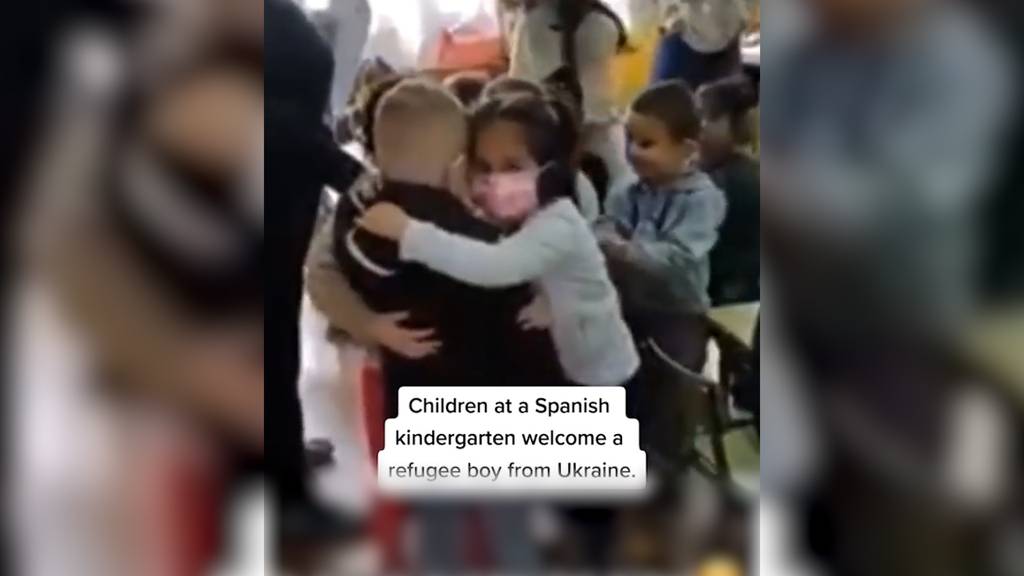 Rührende Szene: Ukrainischer Junge wird in spanischem Kindergarten begrüsst