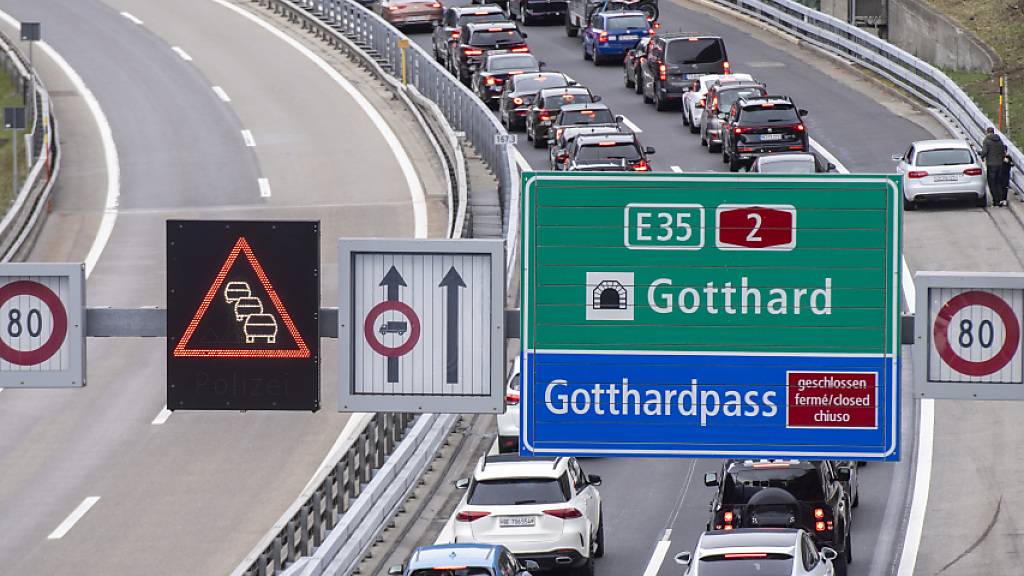Ein vertrautes Bild: Stau auf der A2 Richtung Süden. (Archivbild)