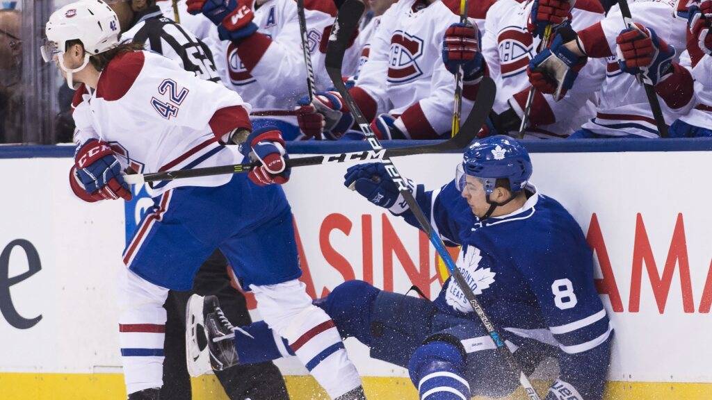 Connor Carrick (Nummer 8) bestritt 248 Partien in der National Hockey League (NHL)