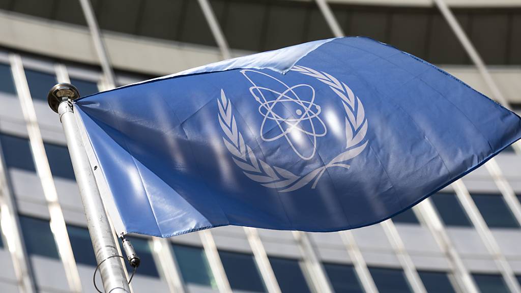Die Flagge der Internationalen Atomenergie-Organisation, IAEA, weht am Eingang des Vienna International Center. Foto: Lisa Leutner/AP/dpa