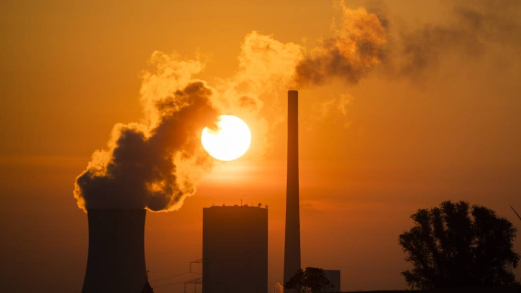 Die menschliche Abhängigkeit von fossilen Brennstoffen hat Hitze, Luftverschmutzung und die Verbreitung von Infektionskrankheiten zur Folge. (Archivbild)