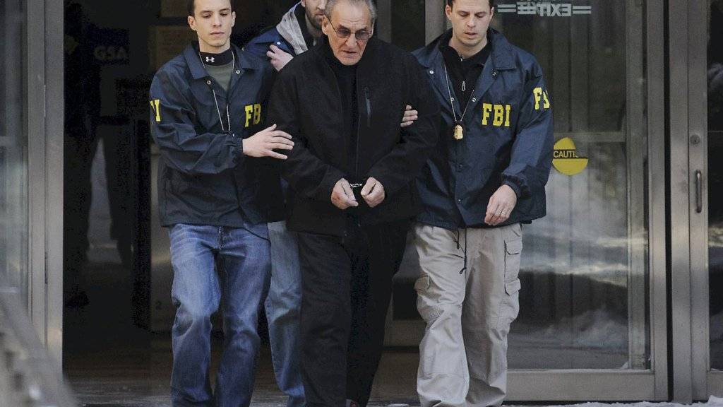 Vincent Asaro bei einer früheren Festnahme durch FBI-Agenten (Archiv)