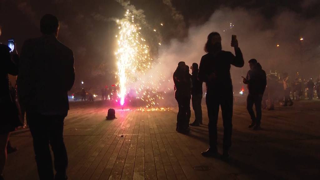 Privates Feuerwerk und Lichtspiele: Tausende feiern Silvester am Zürcher Seebecken