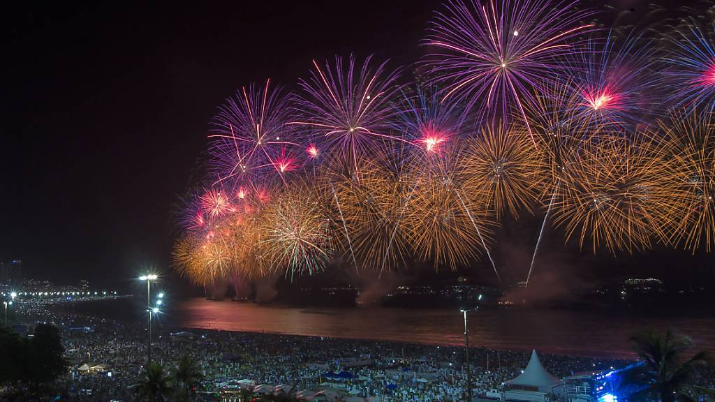 ARCHIV - Zu den Neujahrsfeierlichkeiten im vergangenen Jahr gab es noch ein spektakuläres Feuerwerk über dem Strand der Copacabana. Foto: Bruna Prado/AP/dpa/Archiv