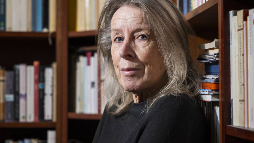 Ihre ungewöhnliche Art des Erzählens wird belohnt: Die Westschweizer Autorin Corinne Desarzens gewinnt den Schweizer Grand Prix Literatur 2026.(KEYSTONE/Cyril Zingaro)