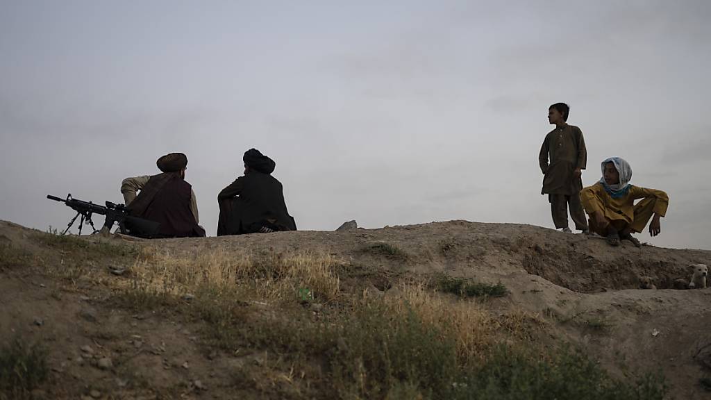 ARCHIV - Kämpfer der Taliban versammeln sich am späten Nachmittag in der Nähe des Sakhi Shah-e Mardan-Schreins. Foto: Rodrigo Abd/AP/dpa