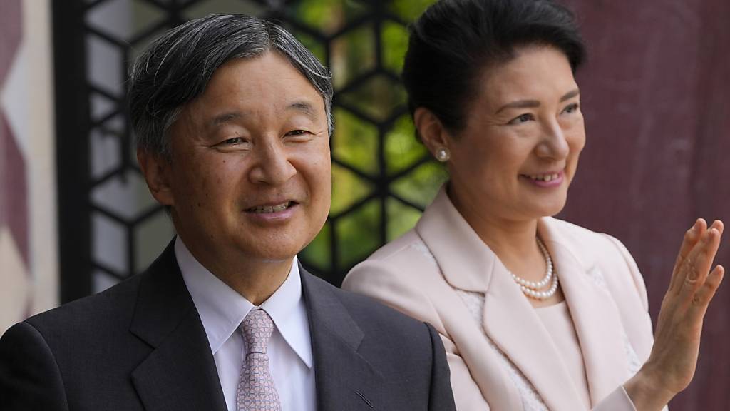 Japans Kaiser Naruhito und Kaiserin Masako winken der Menge zu, als sie bei einem Besuch des Young VA in Bethnal Green eintreffen. Foto: Kirsty Wigglesworth/AP Pool/AP/dpa