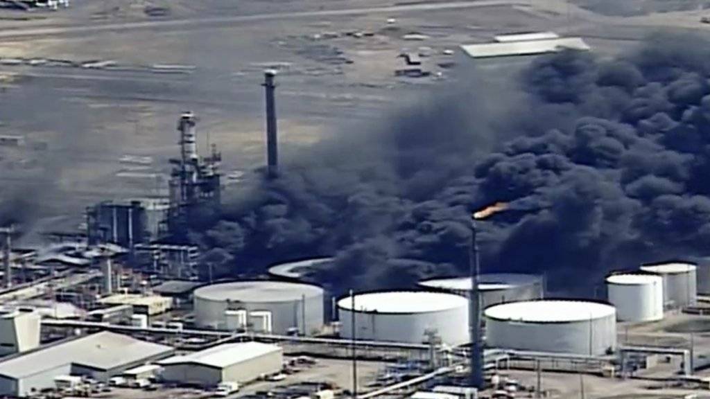 Das Feuer dürfte noch tagelang brennen: In einer Ölraffinerie im US-Bundesstaat Wisconsin ist ein Grossbrand ausgebrochen.