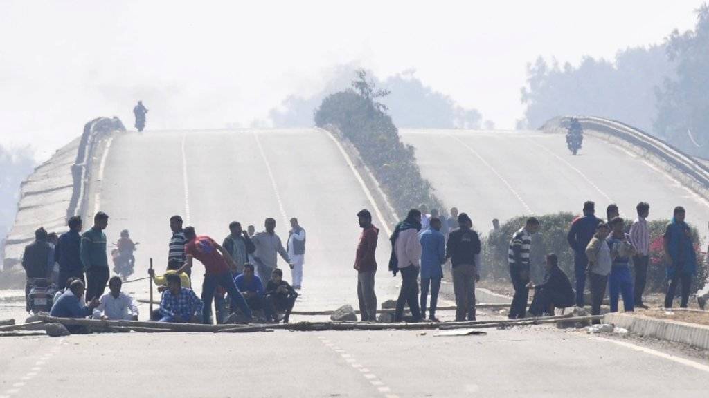 Mitglieder der Jat-Kaste blockieren eine Autobahn nahe Panipat. Nach der Einigung für eine neue Quotenregelung hat sich die Lage jedoch beruhigt.