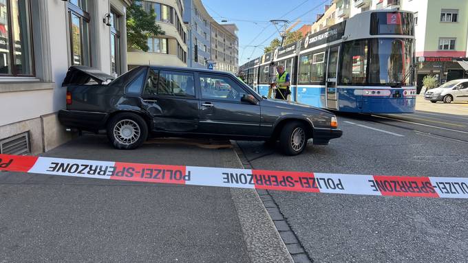 Auto kracht in Zürich Altstetten in Tram und dann in eine Wand