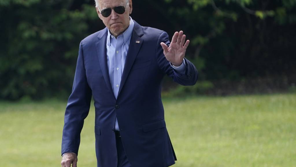 Joe Biden, Präsident der USA, geht zur Marine One auf dem South Lawn des Weißen Hauses, bevor er nach Cincinnati fliegt. Foto: Susan Walsh/AP/dpa