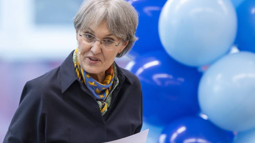 Die Zuger Volkswirtschaftsdirektorin Silvia Thalmann-Gut (Mitte) überreichte am Donnerstag den Innovationspreis an die Gewinnerfirma.
