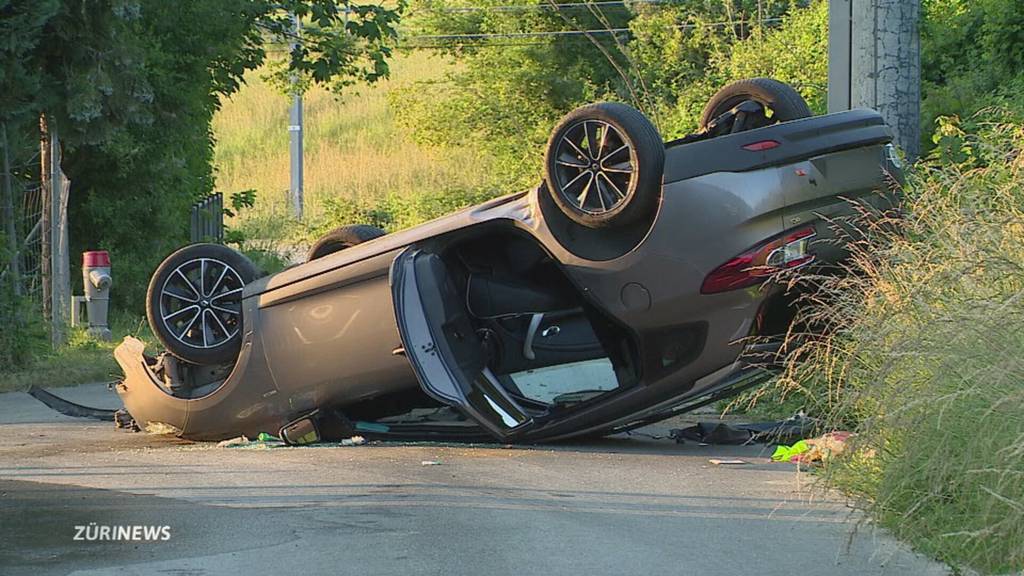 Auto überschlägt sich und bleibt vor Kläranlage liegen