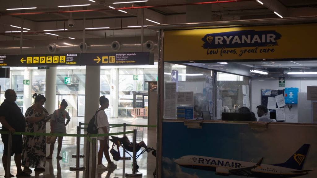 Ryanair-Schalter auf dem Flughafen Palma de Mallorca. Foto: Clara Margais/dpa