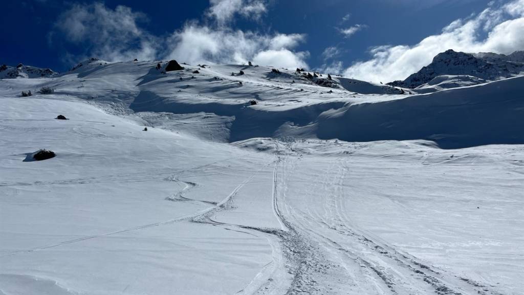 Ein seit Dienstag vermisster Skifahrer wurde am Samstag tot in einem Lawinenkegel oberhalb von Parpan GR gefunden.