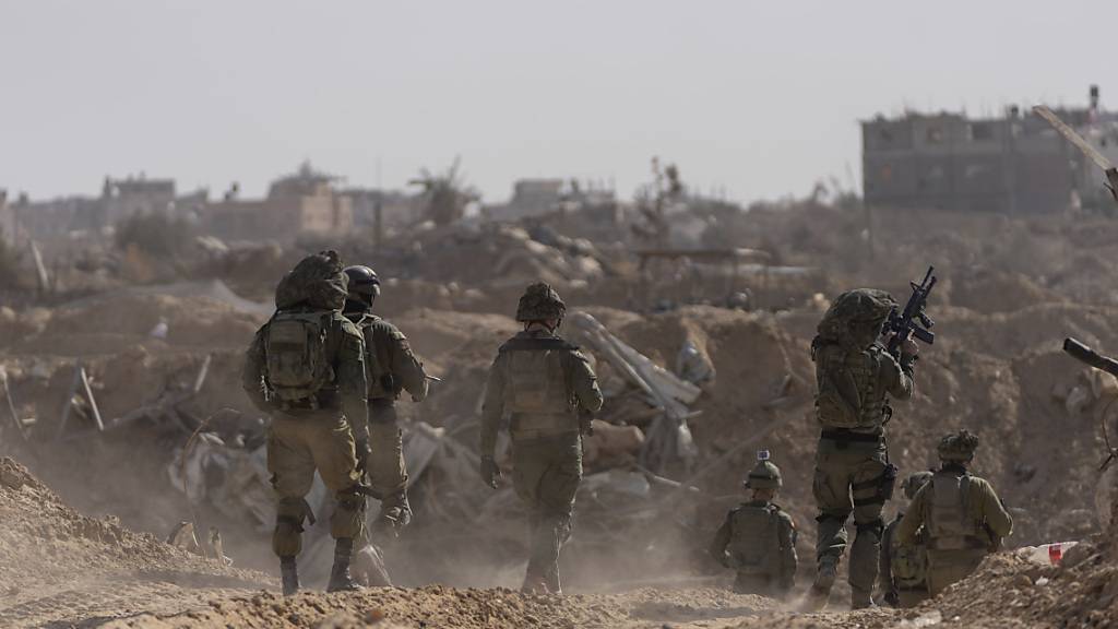 Israelische Soldaten gehen während einer Bodenoperation in Stellung. Die Aufnahme wurde von der israelischen militärzensur geprüft. Foto: Ohad Zwigenberg/AP