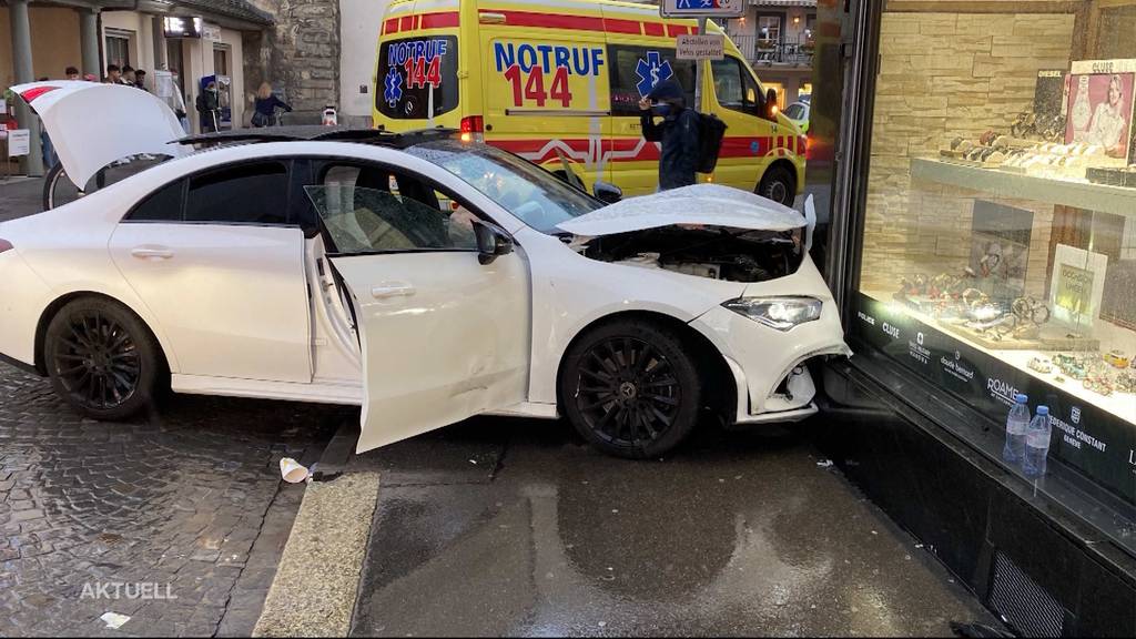 In Aarau donnert ein Mercedes in ein Schmuckgeschäft