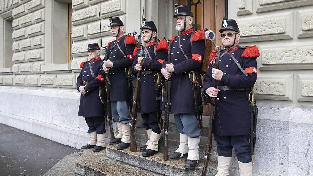 Schützen in historischen Uniformen begleiten die Gegner des verschärften Waffengesetzes bei der Übergabe der Unterschriften zum Referendum.
