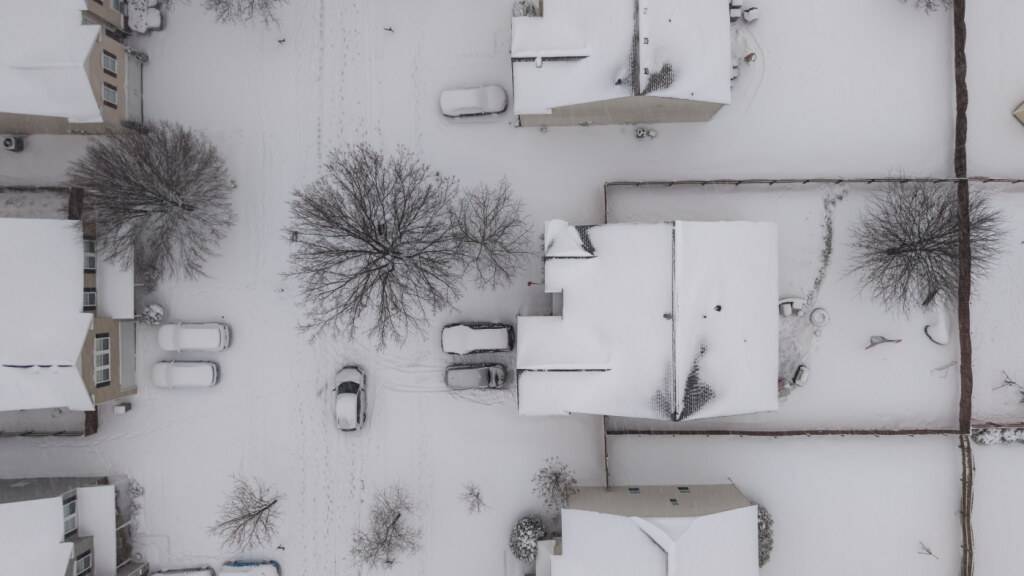 Schnee bedeckt den Ort. Ein Tiefdruckgebiet vor der Küste soll sich nach Angaben des nationalen Wetterdienstes zu einem Bombenzyklon entwickeln - einem explosiv erstarkenden Wintersturm. Erwartet werden kräftige Schneefälle, orkanartige Böen und stellenweise stark eingeschränkte Sicht. Foto: Walter G. Arce Sr./ASP via ZUMA Press Wire/dpa