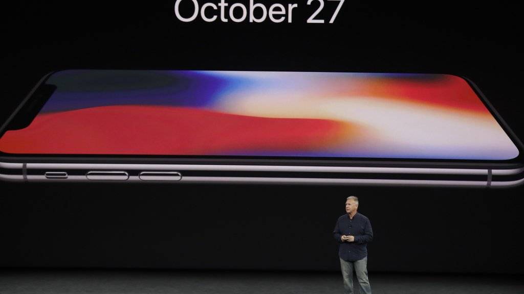 Apple-Vize Phil Schiller äussert sich im September auf dem Apple Campus zum neuen iPhone X. Eingeblendet ist das Datum des Vorverkaufsstarts am vergangenen Freitag. (Archiv)