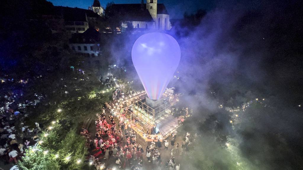 Festbetrieb der Badenfahrt 2023 mit der Stadtkirche Baden im Hintergrund.