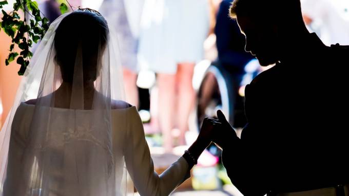 Zwei Volksinitiativen gegen «Heiratsstrafe» eingereicht