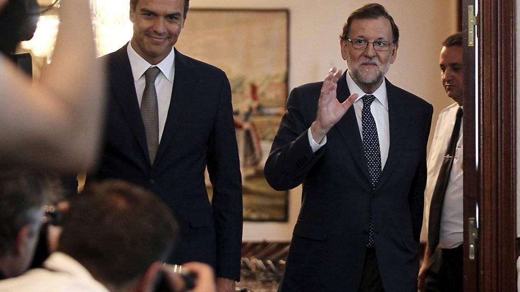 Der ehemalige PSOE-Chef Sanchez (l.) und PP-Parteileader Rajoy standen sich bisher gegenseitig in der Sonne: Sie verhinderten erfolgreich, dass der andere eine Regierung bilden konnte. (Archiv)