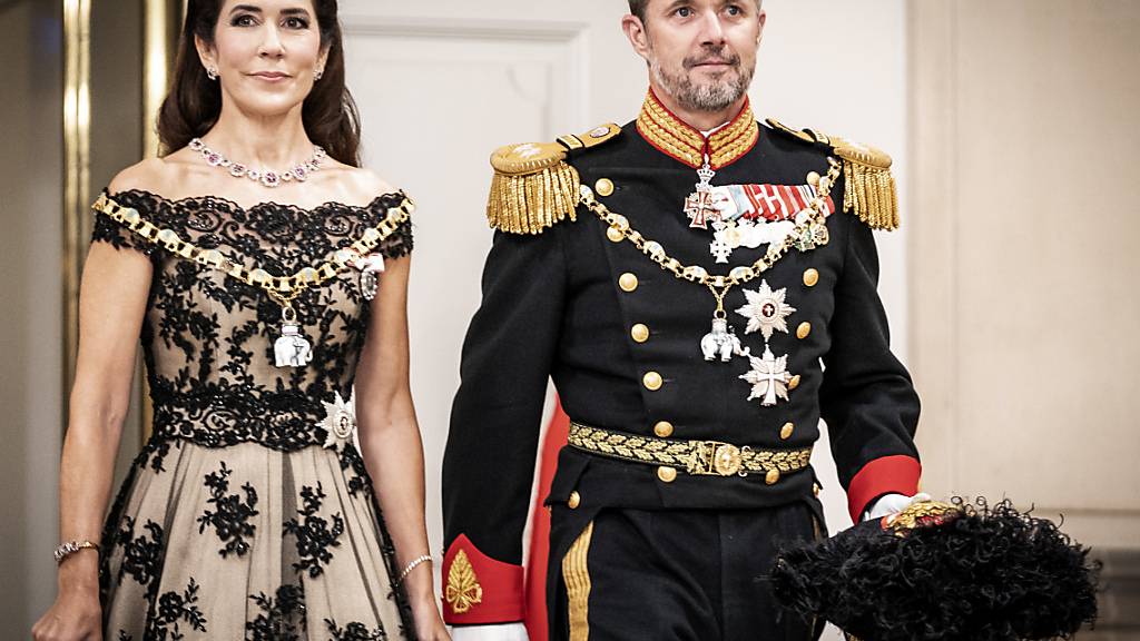 ARCHIV - Kronprinz Frederik von Dänemark und Kronprinzessin Mary kommen zum Galabankett im Schloss Christiansborg. Foto: Mads Claus Rasmussen/Ritzau Scanpix/AP/dpa
