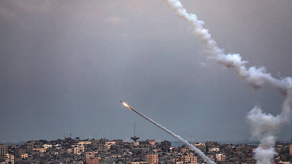 Israel Greift Nach Raketenbeschuss Hamas-Stützpunkte In Gaza An ...