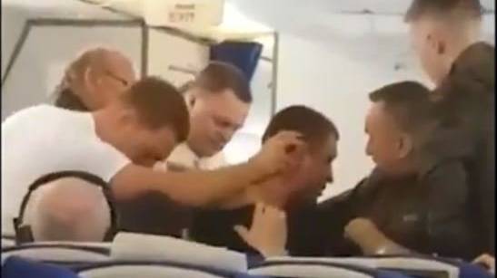 Etliche Passagiere mussten einen betrunkenen Russen in einem Flugzeug beruhigen.