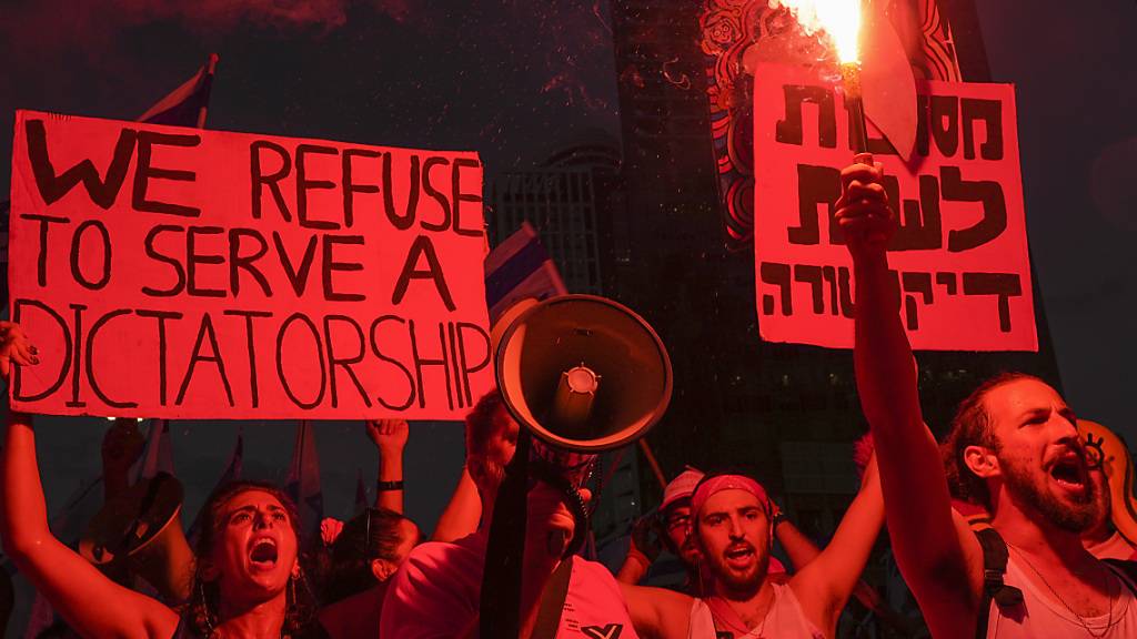 dpatopbilder - Demonstranten protestieren in Tel Aviv gegen die Justizreform der rechtskonservativen Regierung. Foto: Tsafrir Abayov/AP