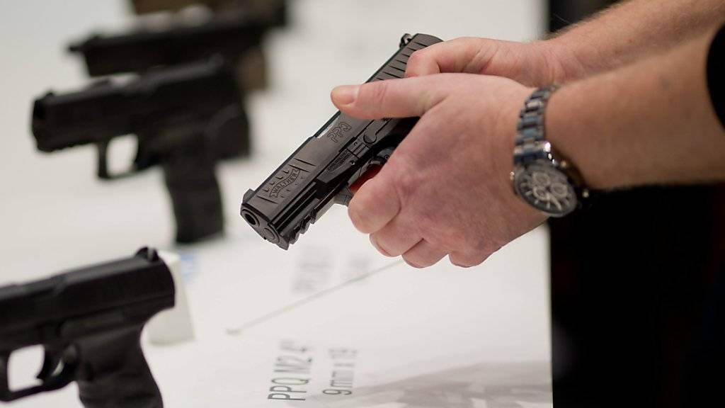 Waffenausstellung: Eine Waffenliebhaberin aus den USA, die eben noch über die Schiesskünste ihres 4-jährigen Sohnes geprahlt hatte, ist von ebendiesem angeschossen worden. (Symbolbild)