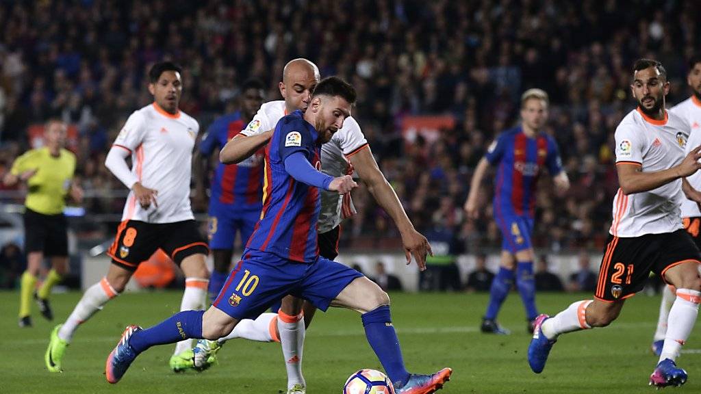 Lionel Messi zieht ab und trifft für den FC Barcelona
