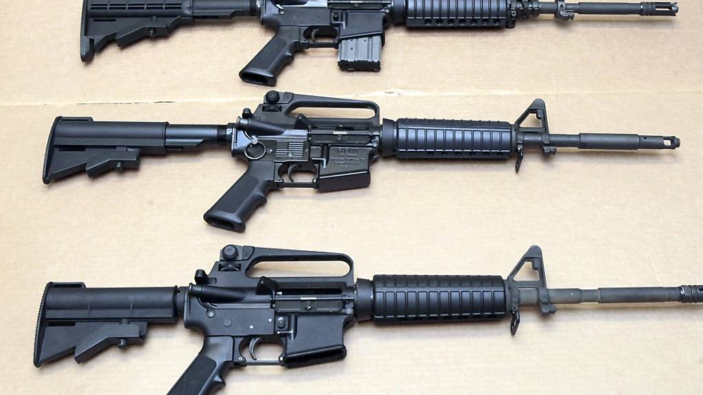 Der US-Waffenhersteller Colt will vorerst keine Sportgewehre mehr produzieren. Darunter ist auch das halbautomatische AR-15-Gewehr für den zivilen Gebrauch, das oft bei Massakern verwendet wird. (Archiv)