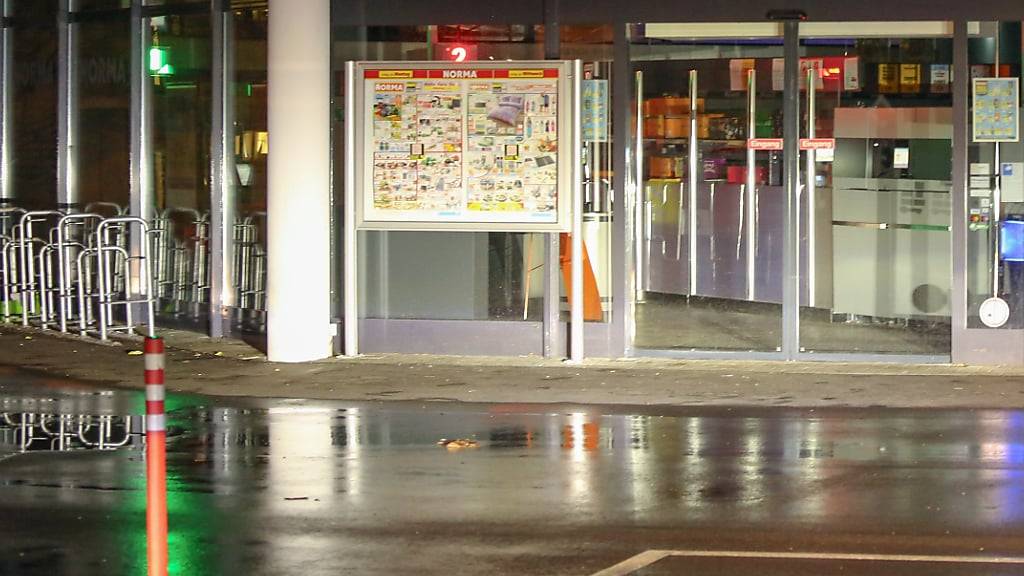 Ein vierjähriges Mädchen ist in einem Supermarkt in Baden-Württemberg mit einem Messer attackiert worden. Foto: David Pichler/dpa