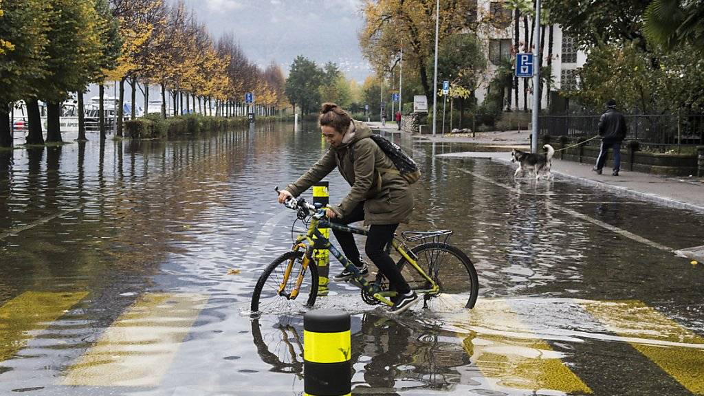 «Wasserrad Fahren» auf einer überschwemmten Strasse in Locarno.