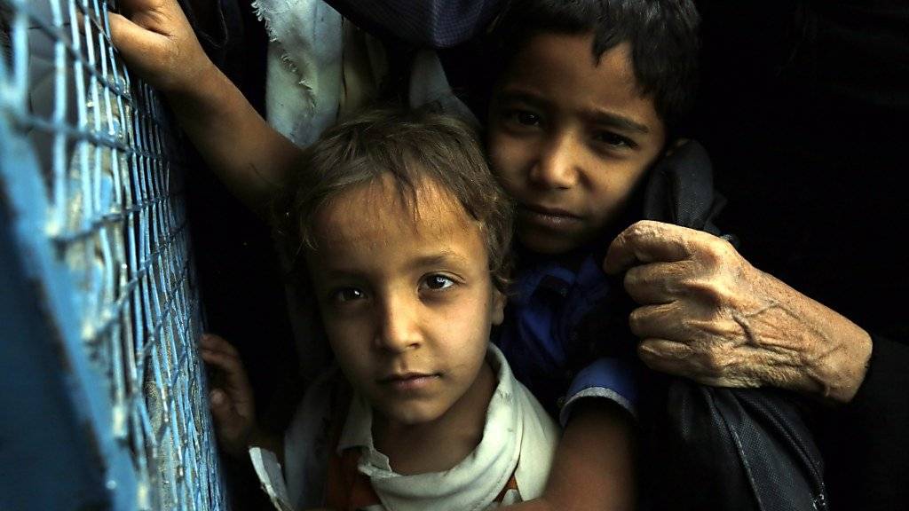 Kinder warten in Sanaa auf Nahrungsmittelhilfe (Archiv)